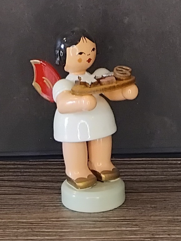 Figurenland Uhlig Engel stehend mit Lebkuchenblech - Weihnachtsengel, rote Flügel
