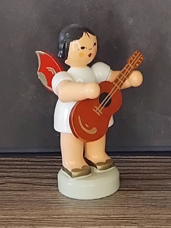 Figurenland Uhlig Engel stehend mit Gitarre, rote Flügel