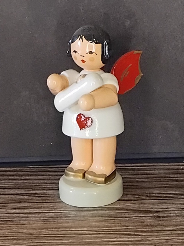 Figurenland Uhlig Herzengel stehend mit Baby Mädchen, rote Flügel