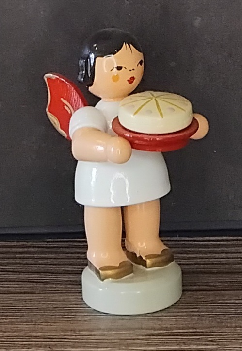 Figurenland Uhlig Engel stehend mit Torte - Weihnachtsengel, rote Flügel Kopie