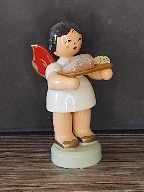 Figurenland Uhlig Engel stehend mit Stollenbrett - Weihnachtsengel, rote Flügel