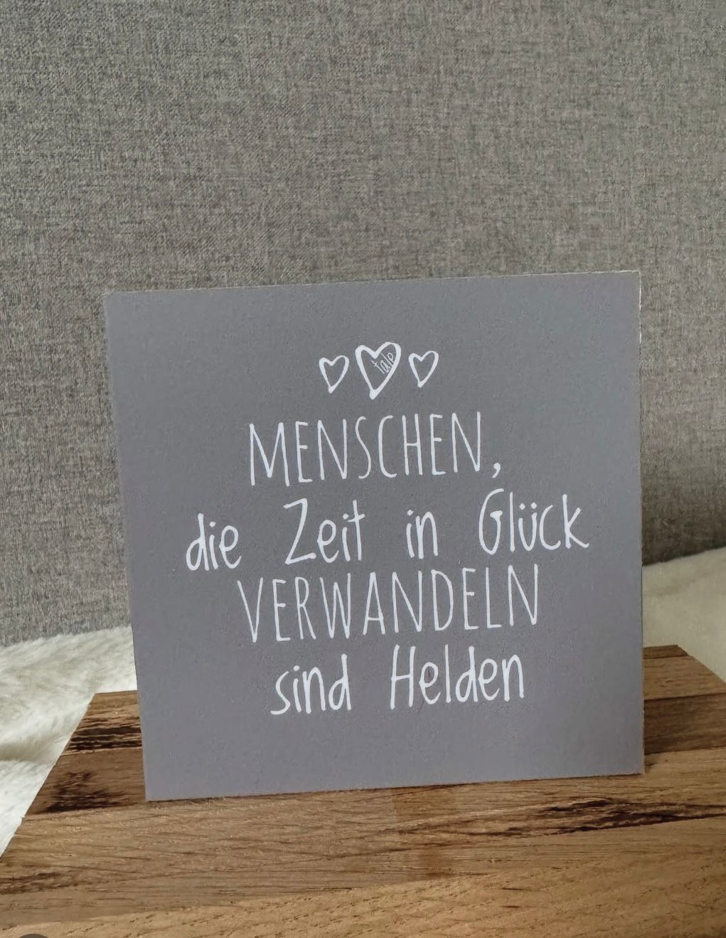 Holzplatte "Menschen, die Zeit in Glück verwandeln sind Helden